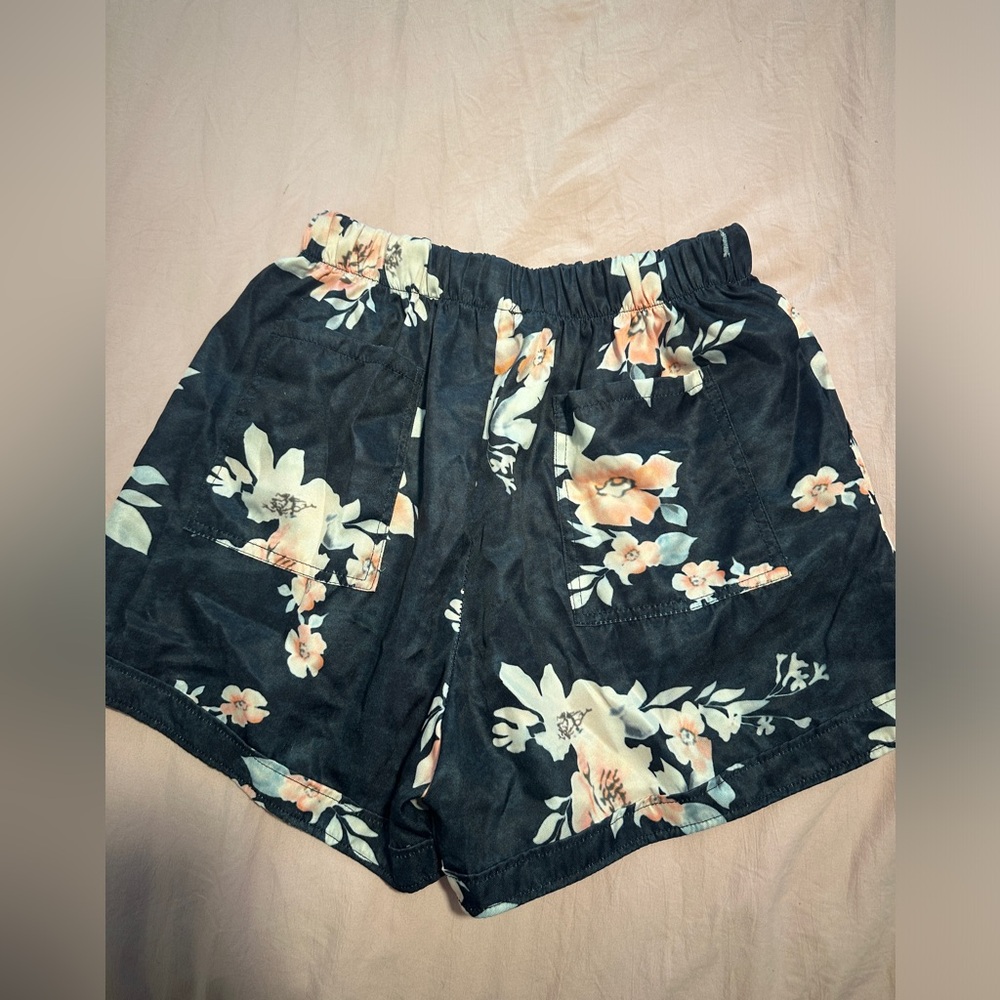 Amazon Lightweight Shorts - Picture 3 of 3